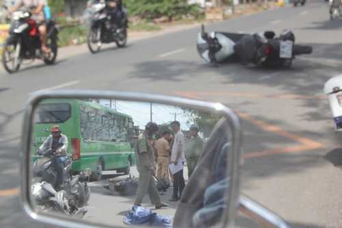 Bị CSGT truy đuổi, xe chở thuốc lá lậu gây tai nạn liên hoàn