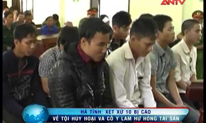 Hà Tĩnh: Xét xử 10 bị cáo đập phá, đốt xe của công an