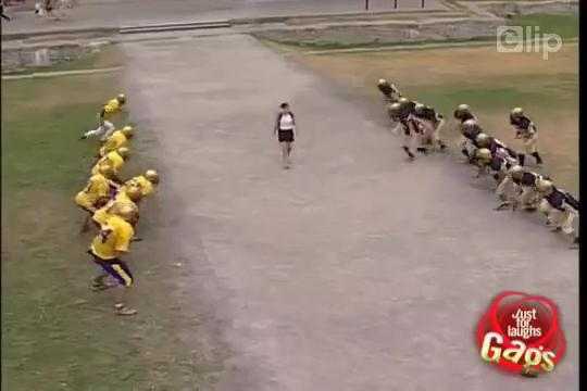 Tình huống hài vỡ bụng trên sân bóng bầu dục