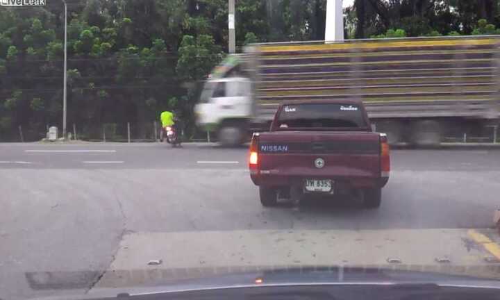 Video: Vội vàng rẽ sớm, 2 thanh niên bị tông thảm khốc