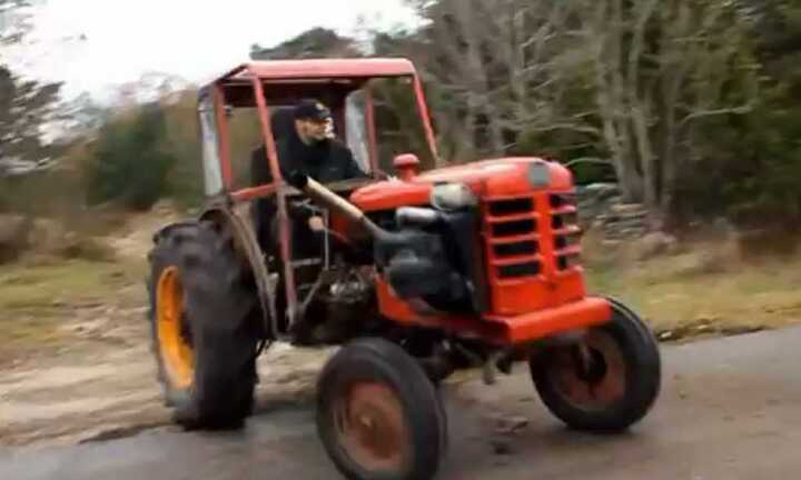 Video: Nhà nông phút ngẫu hứng drift máy cày