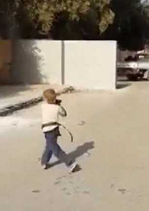 Clip: IS huấn luyện bé 5 tuổi bắn súng tìm diệt mục tiêu