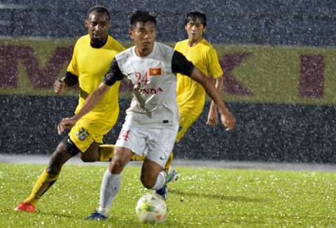 ĐT Việt Nam đá 10 người vẫn thắng đậm