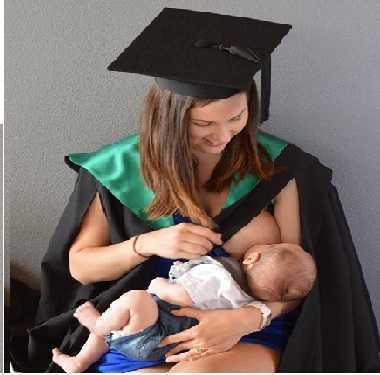 Nữ cử nhân thản nhiên cho con bú trong lễ tốt nghiệp