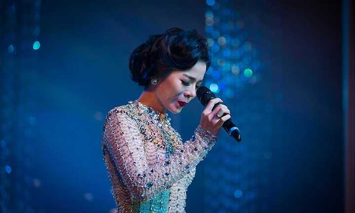 Lệ Quyên thu hút ánh nhìn với những đường cong hoàn hảo