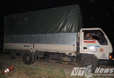 Lái xe 'điên' tấn công thanh tra giao thông trạm cân