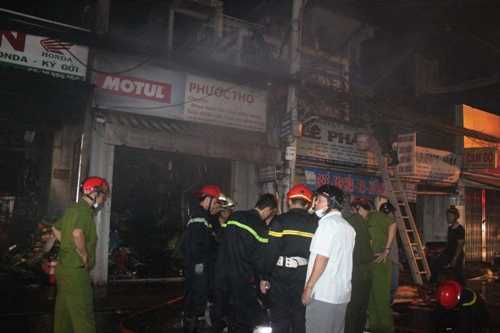 Lửa ngùn ngụt gần bến xe Miền Đông, nhiều nhà bị thiêu rụi