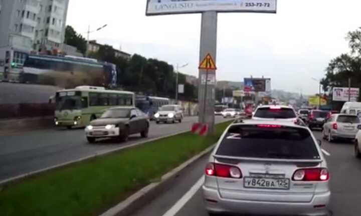 Video: Xe bus mất lái lao xuống từ đường trên cao