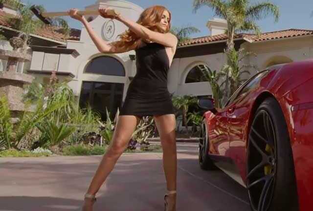 Video: Ghen chồng, vác búa tạ nện xe Ferrari