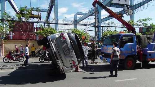 Xe 7 chỗ lật nhào, nữ giám đốc kêu cứu trong cabin