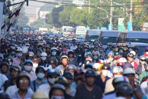 Container 'đại náo' lúc mờ sáng, giao thông hỗn loạn