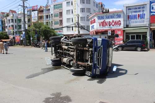 Ô tô 7 chỗ đâm xe tải lật nhào trên đường