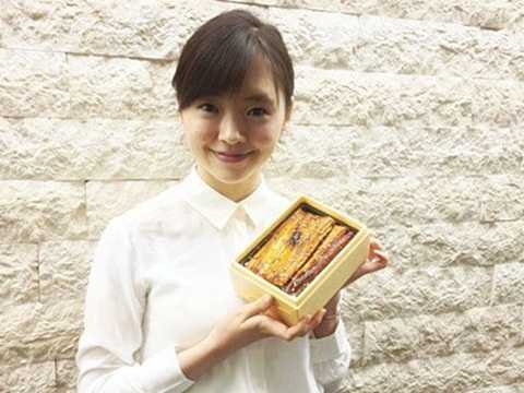 Thuê người mẫu đưa cơm giá tiền triệu