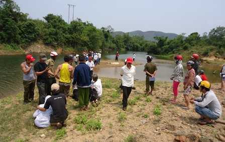 Qua suối bằng thùng phuy, 3 học sinh chết đuối thương tâm