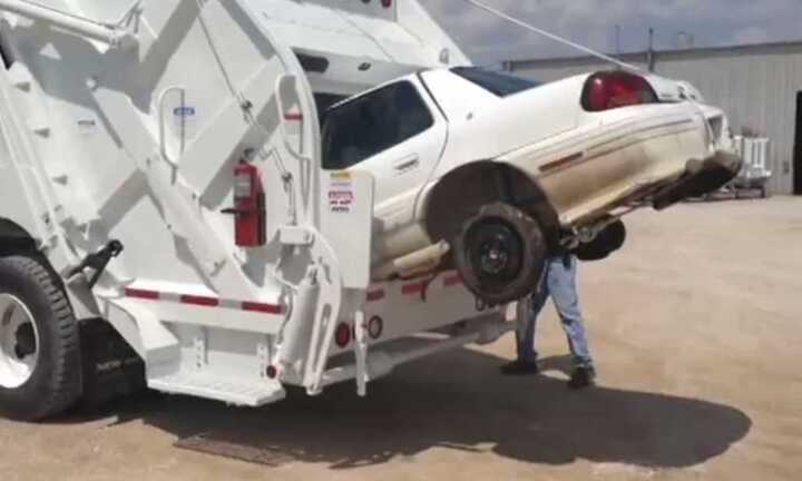 Video: Máy ép trên xe chở rác mạnh đến cỡ nào?