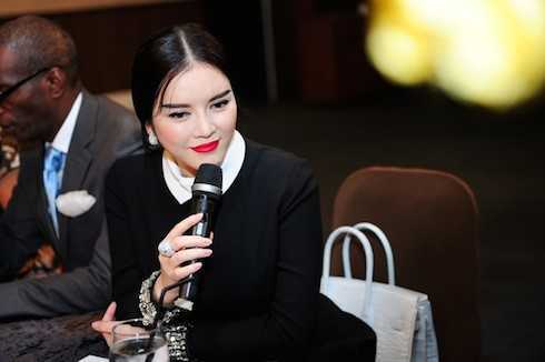 Lý Nhã Kỳ trả lời tin khó khăn về kinh tế