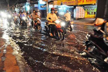 Triều cường gây ngập nặng ở TP.HCM kéo dài đến bao giờ?