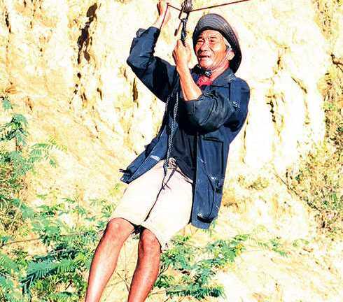 Những hình ảnh đu dây qua sông khiến người xem rùng mình