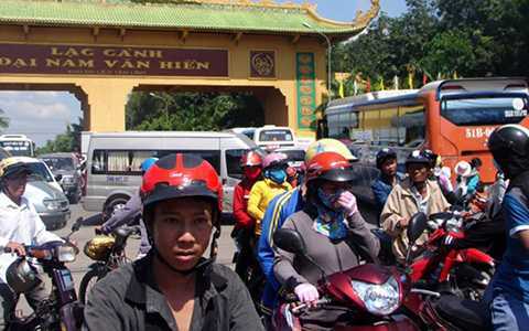 Du khách kẹt cứng ở Đại Nam, giao thông hỗn loạn