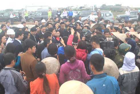 Clip: Dân vây kín Bộ trưởng Đinh La Thăng nêu kiến nghị