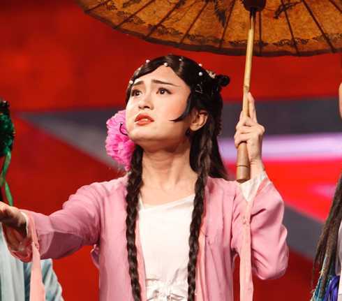 Huy Tuấn 'phải lòng' thí sinh nam giả gái