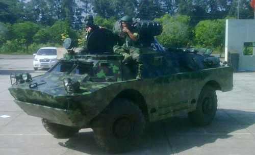 Chế xe bọc thép cho Campuchia, 2 nông dân nhận huân chương