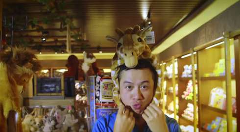 MC Anh Tuấn tinh nghịch khi đi du lịch