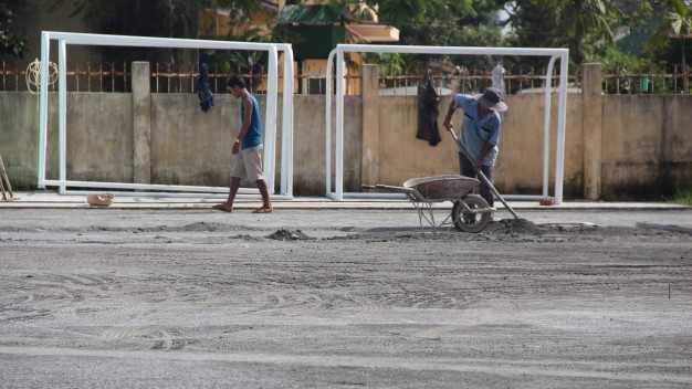 Rầm rộ xây sân bóng trong trường học