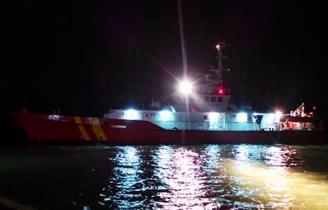 Trắng đêm tìm kiếm 8 thủy thủ tàu hàng mất tích