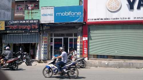 Trộm cắt mái tôn khoắng sạch cửa hàng điện thoại