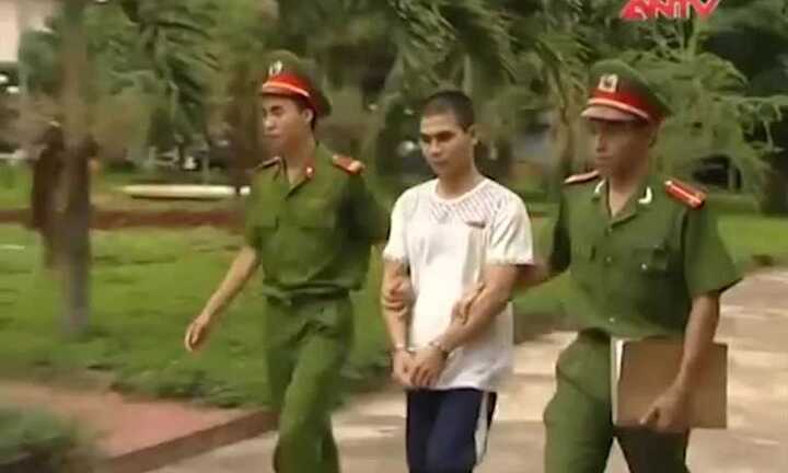 Nguyên cán bộ thôn đi cướp tài sản