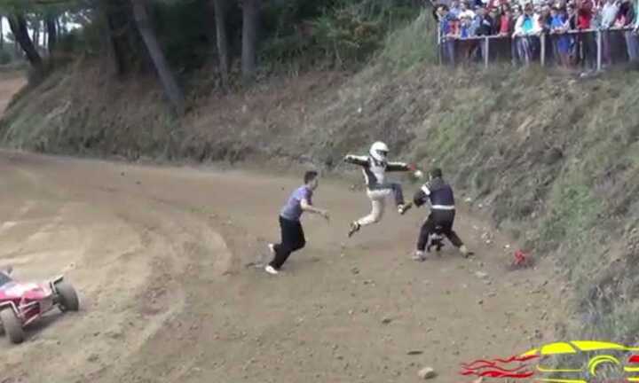 Video: Va quệt hỏng xe, tài xế dùng Karate để thi đấu