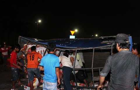 Lật xe chở bia, người dân xúm vào giúp tài xế