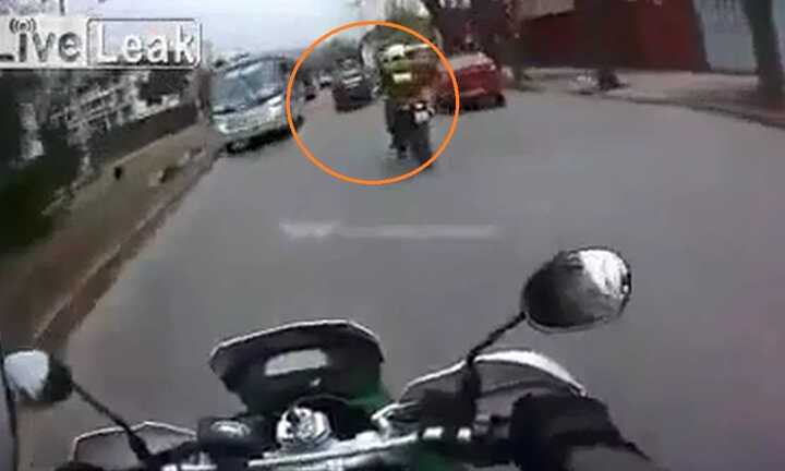 Clip: Cảnh sát đuổi theo xe 'điên' trên phố như phim