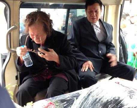 Mẹ già khóc ngất bên hài cốt con và 2 cháu tử nạn trên MH17