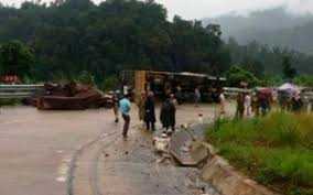 Quảng Bình: Xe chở gỗ lật trên đèo Đá Đẽo, 2 người tử vong