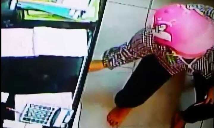 Nữ 'đạo chích' vào shop trộm điện thoại giấu vào cạp quần