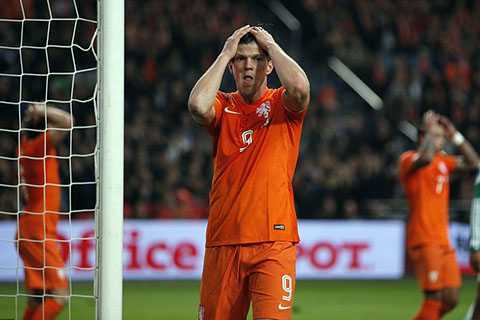 Vắng Van Persie, Hà Lan tiếp đà thua sốc