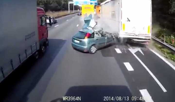 Video: Tai nạn thảm khốc bởi chuyển làn quá nhanh