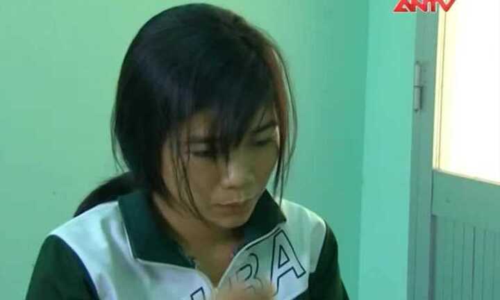 Nữ sinh vào hội chợ cướp dây chuyền vàng