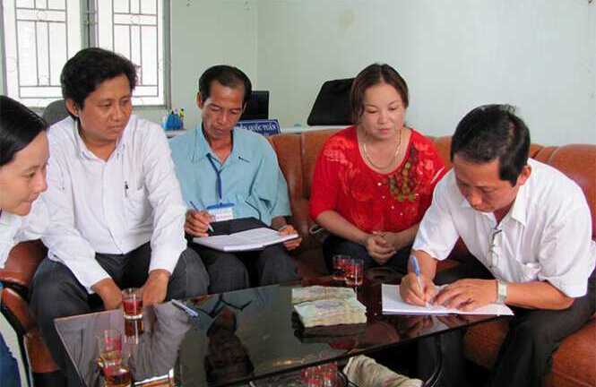 Trưởng ban tuyên giáo huyện góp tiền giúp giáo viên bị trễ lương