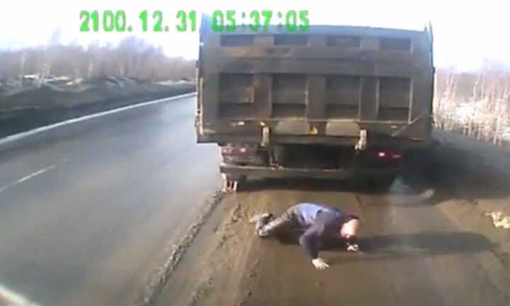 Video: Xe tải tự giật lùi suýt cán lên người phụ xe