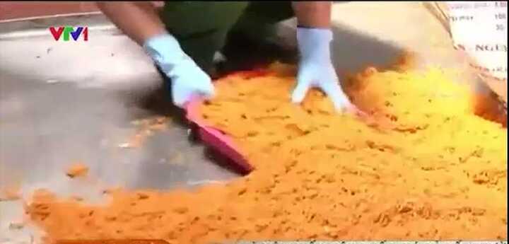 Clip: Ruốc siêu rẻ nghi làm từ thịt thối ở Hà Nội