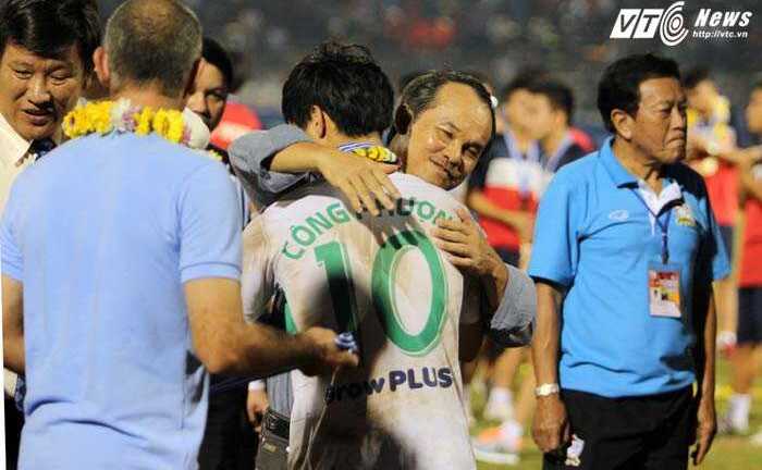 Bầu Đức mệt mỏi, tính gửi Công Phượng ra nước ngoài thi đấu?