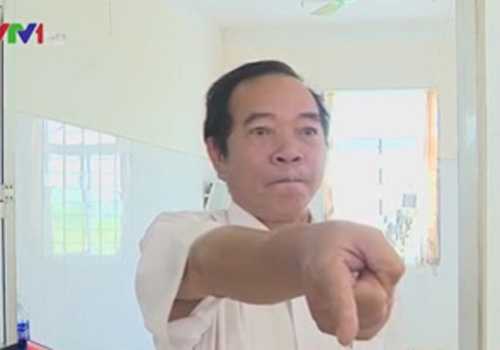 Giáng chức giám đốc bệnh viện uống rượu, cản trở phóng viên