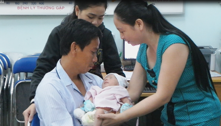 Ngày mai, bé trai văng khỏi bụng mẹ sẽ được về nhà