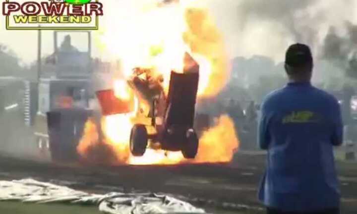 Video: Ép ga quá mức, máy kéo nổ tung động cơ diesel