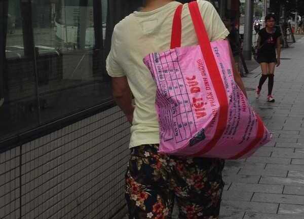 Nhật Bản rộ mốt đeo túi làm từ bao bì cám Việt Nam