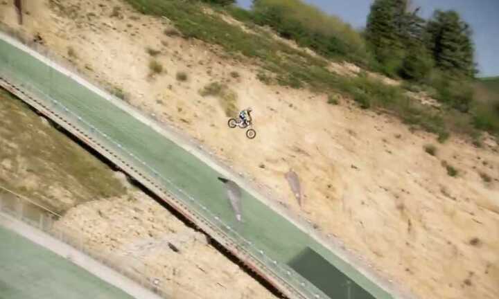 Màn tiếp đất xuất sắc của tay lái mô tô địa hình