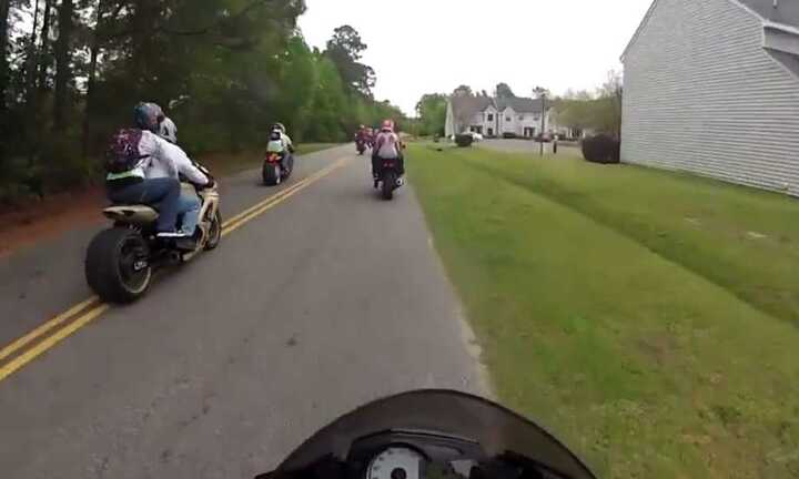 Ôm eo không chặt, cô gái ngồi mô tô rớt xuống đường